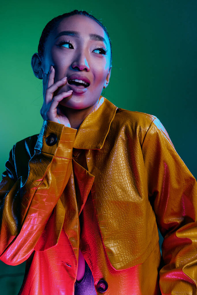 Зеленая женщина диско модный стильный макияж желтый фон тела светлое лицо мода красота красочные неоновые черный черный розовый клуб искусства яркий - Фото, изображение