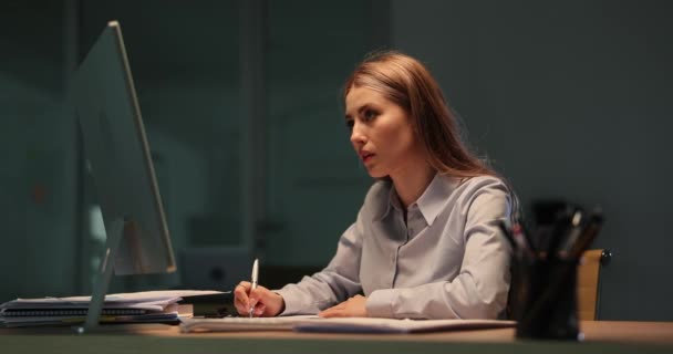 Nešťastná žena sekretářka obdrží úkol s hromadou dokumentů ve večerních 4k filmu zpomalit. Obtíže a problémy při práci s koncepcí dokumentace - Záběry, video