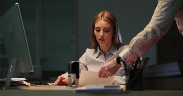 Üzletasszony összegyűri és eldobja az alkalmazottak lemondó levelét a 4k-s mozifilmben. A szerződés aláírásának megtagadása - Felvétel, videó