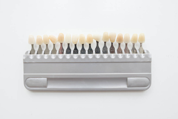 Paleta de tonos de dientes escamas vita. Una herramienta para blanquear los dientes aislar sobre un fondo gris. - Foto, imagen