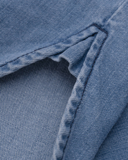 Στρογγυλεμένο στρίφωμα με μια σχισμή από ένα denim πουκάμισο από κοντά - Φωτογραφία, εικόνα