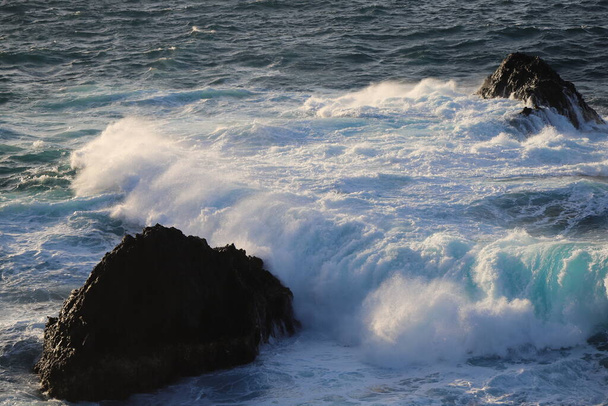 İspanya 'nın Tenerife Adası' nda büyük kayalıkları olan büyük dalgalar.. - Fotoğraf, Görsel