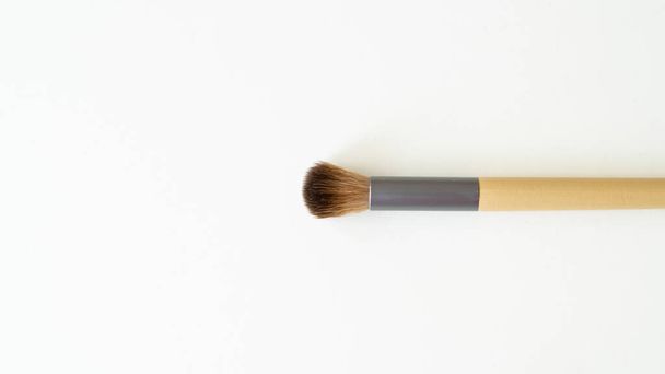 Cepillos de maquillaje orgánicos de madera sobre fondo blanco. Herramientas de belleza ecológicas y sostenibles. - Foto, imagen