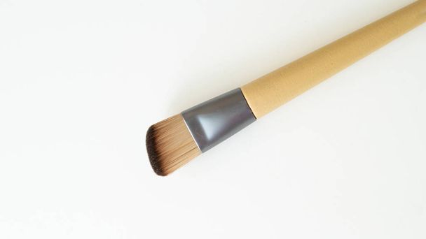 Drewniane szczotki do makijażu organicznego na białym tle. Ekologiczne, zrównoważone narzędzia kosmetyczne. - Zdjęcie, obraz