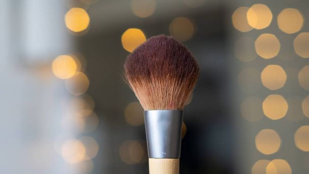 Dřevěné organické make-up štětce na bílém pozadí. Ekologické, udržitelné kosmetické nástroje. - Fotografie, Obrázek