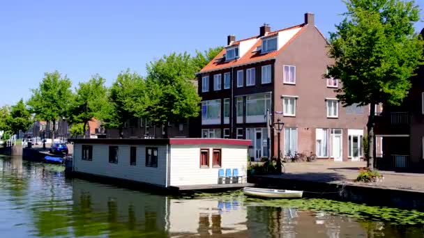 Casa flotante en un canal en la ciudad de Leiden, en Holanda. - Metraje, vídeo