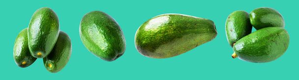 Avocado fruit geïsoleerd met clipping pad, geen schaduw in groene achtergrond - Foto, afbeelding