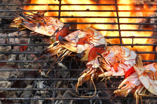 Espetado Big Shrimps na churrasqueira quente
 - Foto, Imagem