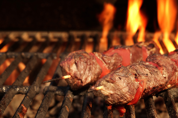 Barbekü sığır eti kebaplar alevli ızgara yakın çekim üzerinde - Fotoğraf, Görsel