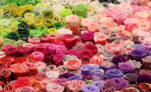 Выбор разнообразных цветных тканей для создания одежды в качестве хобби. - Фото, изображение
