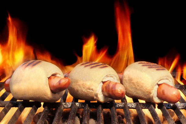Три хот-доги на Flaming барбекю гриль - Фото, зображення
