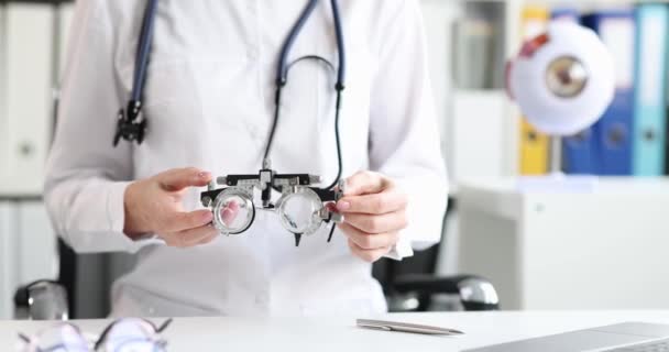 Okulistyczne okulary narzędziowe i model anatomii oka. Wybór koncepcji okularów - Materiał filmowy, wideo
