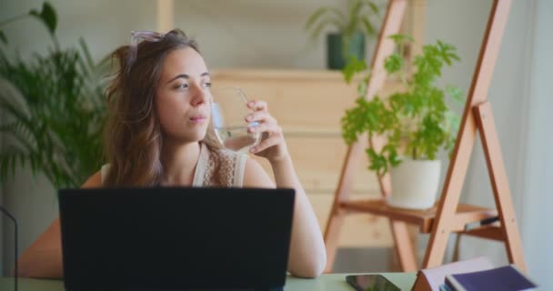 Γυναίκα στο γραφείο πόσιμο νερό, αίσθημα ικανοποίησης και έμπνευσης, δείχνει επιτυχία και θετικότητα - Πλάνα, βίντεο