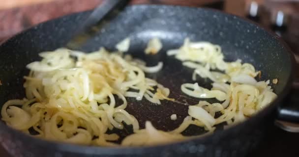 Cebollas caramelizadas caseras saludables en sartén. Concepto de cebolla frita - Imágenes, Vídeo