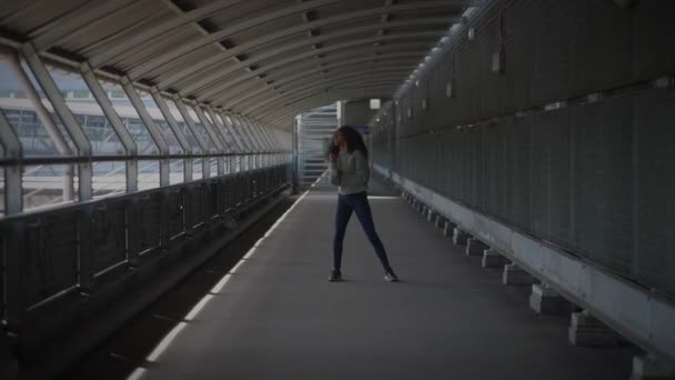 Şehir Caddesinde Kıvırcık Saçlı Mutlu Genç Kadın Yavaş Çekimde Dans Ediyor  - Video, Çekim