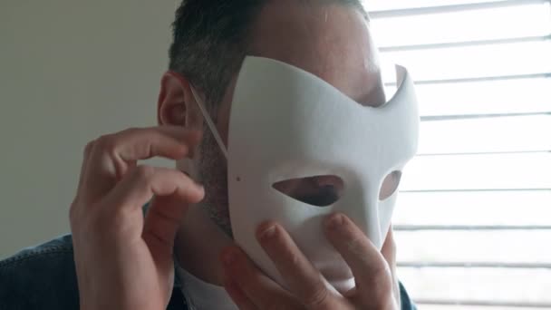 Őrült ember leveszi a fehér maszkját. .  - Felvétel, videó