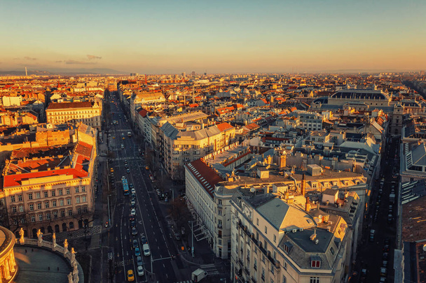 Вид на перекресток Будапештской улицы на закате - Фото, изображение