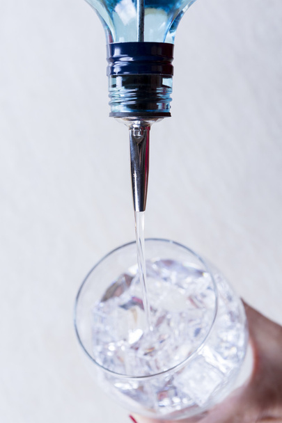 ginin lisääminen laseihin
 - Valokuva, kuva