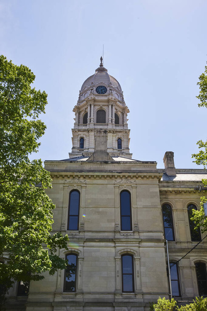 Majestic Kosciusko County Courthouse under a clear blue sky, symbolizujący sprawiedliwość i historię w Warszawie, Indiana. - Zdjęcie, obraz
