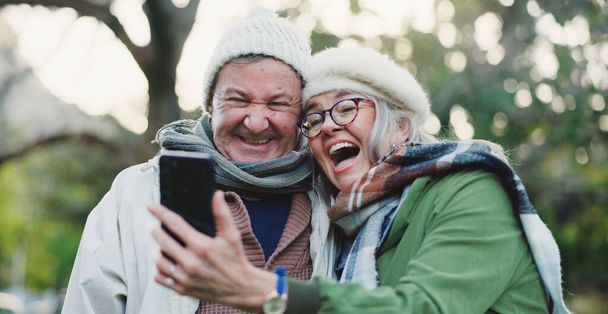 Selfie, Reise und Seniorenpaar im Park für soziale Medien, Online-Post und Profilbild über Abenteuer. Ruhestand, Natur und glückliche Männer und Frauen fotografieren im Urlaub, Urlaub oder am Wochenende im Freien. - Foto, Bild
