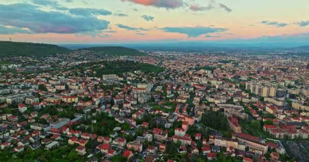 Αεροφωτογραφία της παλιάς πόλης Clermont-Ferrand στη Γαλλία το ηλιοβασίλεμα. - Πλάνα, βίντεο