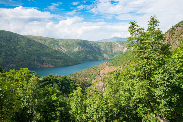 Kuzey Arnavutluk kırsalındaki Drin Nehri 'nde rezervuar - Fotoğraf, Görsel