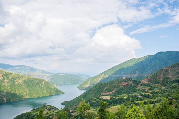 Reservatório em Drin River na zona rural da Albânia do Norte - Foto, Imagem