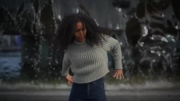 Boldog fiatal nő göndör haj tánc a City Street Lassú Motion  - Felvétel, videó