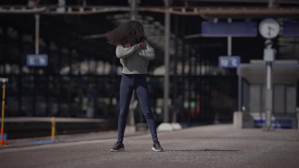 Retrato de estilo de vida urbano de la persona femenina que muestra un movimiento dramático y emocional de danza libre  - Metraje, vídeo