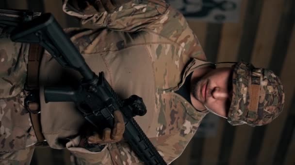 függőleges videó közeli professzionális lőtér egy katonai edző megmondja egy lánynak, hogyan kell helyesen kezelni a NATO fegyvereket - Felvétel, videó