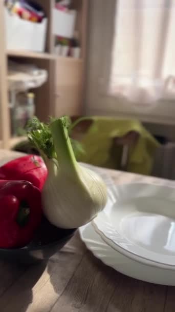 Zöldségek előkészítése kezelhető darabokra vágásával főzéshez. Kiváló minőségű FullHD felvételek - Felvétel, videó
