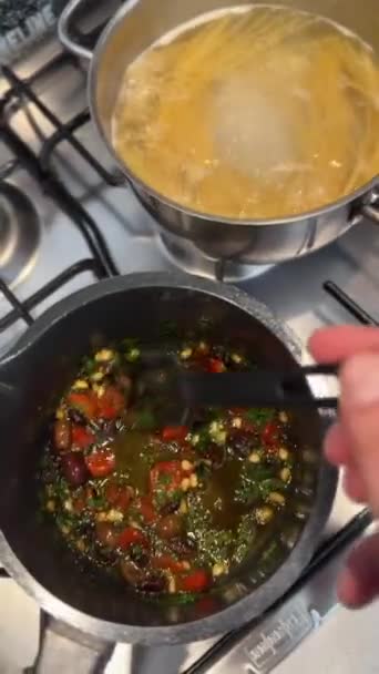 Corte y rebanado de verduras para ser utilizadas como ingredientes en la cocción. Imágenes FullHD de alta calidad - Metraje, vídeo