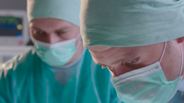 Eye Contact Between Two Surgeons in Operating Room - Záběry, video