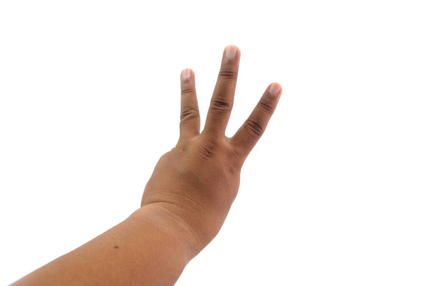 Рука азіатського молодого чоловіка, що показує пальці над ізольованим білим тлом підрахунок номер 3 показує три пальці - Фото, зображення