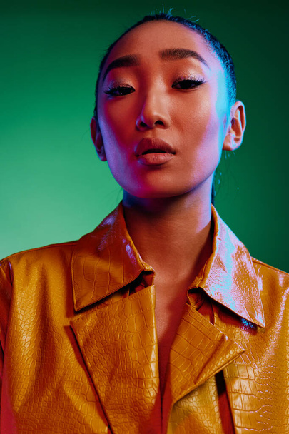 Light kobieta studio neon piękno czarny disco młody zielony usta brunetka kolorowe żywe żółty sztuka moda klub moda moda trendy - Zdjęcie, obraz