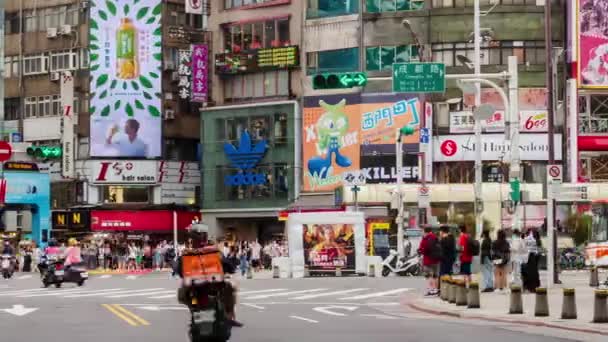 July30,2023.Taipei, Taiwan.timelapse vista de la calle en Ximending calle peatonal con muchas tiendas y personas peatonales caminando por la zona comercial. - Metraje, vídeo