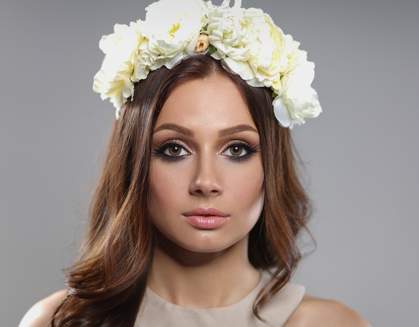 Portrait of a beautiful woman with flowers in her hair. Fashion - Foto, imagen
