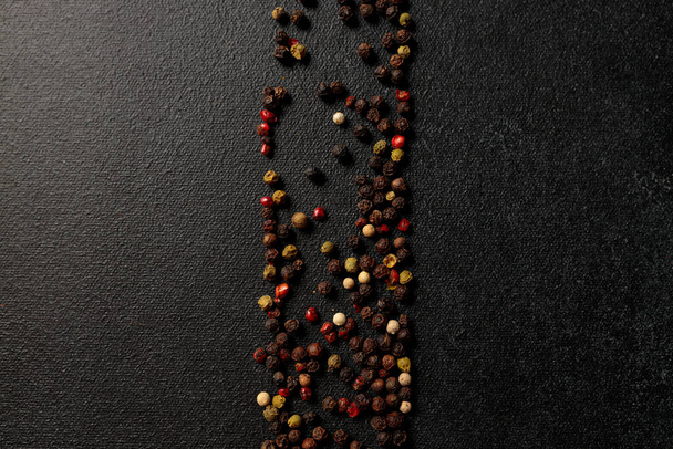 Χρωματιστές πιπεριές σε μαύρο φόντο - Φωτογραφία, εικόνα