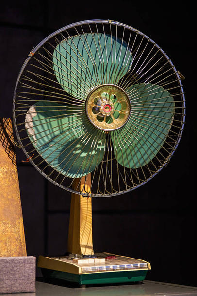 Vecchio ventilatore elettrico tradizionale primo piano - Foto, immagini