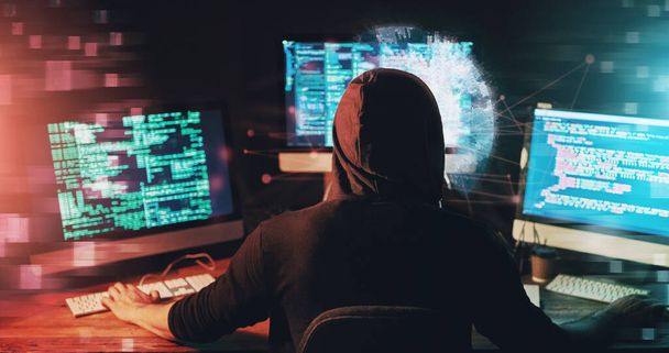 Zadní pohled, počítač a hacker s kódem, programování a internet s hologramem, kybernetická bezpečnost a nelegální přístup. Osoba, programátor a PC s databází blockchain, holografická a technologická chyba. - Fotografie, Obrázek