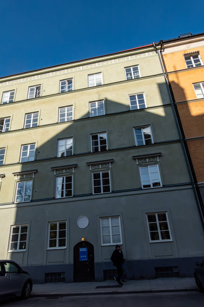 ストックホルム, スウェーデン 5月 13, 2024 歩行者, ハガーガのヴァスタディン地区の住宅街に - 写真・画像