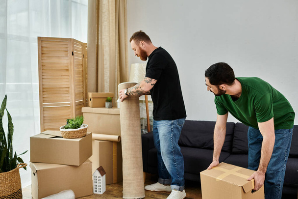 Una pareja gay desempaca cajas en su nueva sala de estar, comenzando su vida juntos en un nuevo capítulo prometedor. - Foto, Imagen