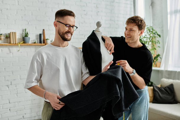 Deux hommes, partenaires dans le travail et la vie, se tiennent côte à côte dans leur atelier de designer. - Photo, image