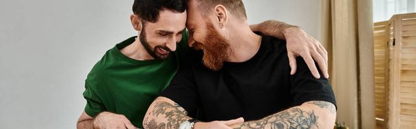 Двое мужчин, влюблённая гей-пара, обнимающие друг друга в новом доме - Фото, изображение