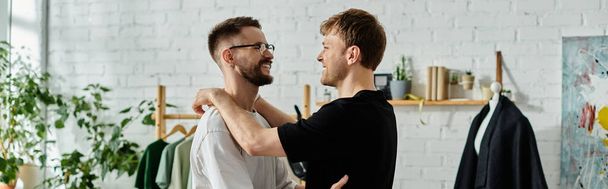 Dos hombres en un taller de diseño, confeccionando atuendos de moda con un toque de amor y creatividad. - Foto, imagen