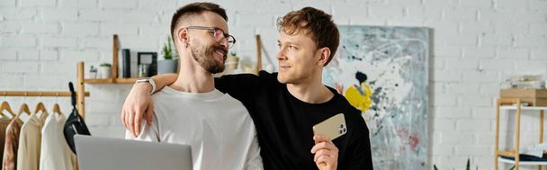 Два чоловіки, гей-пара, стоять пліч-о-пліч у дизайнерській майстерні, зосереджені на створенні модного одягу. - Фото, зображення