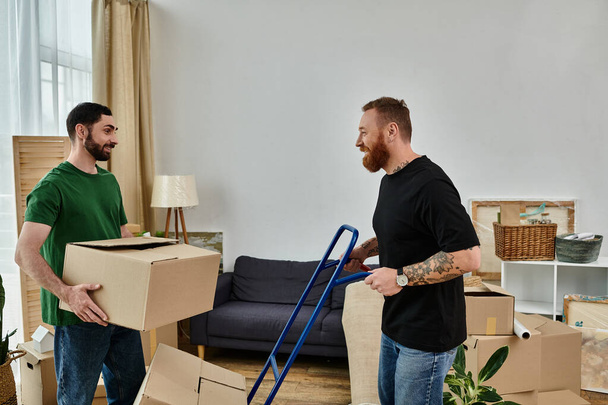 Twee mannen, een homoseksueel koppel in liefde, vervoeren en zetten dozen in hun woonkamer voor hun nieuwe hoofdstuk in het leven. - Foto, afbeelding