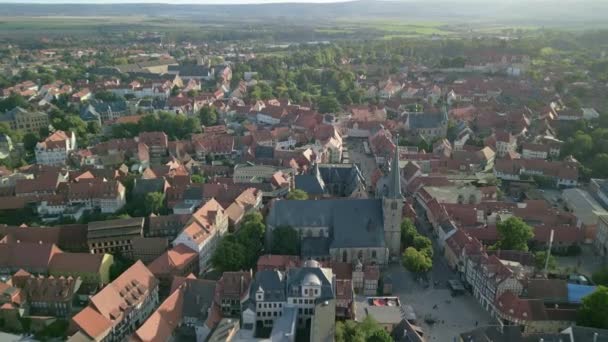 Letecký pohled na Quedlinburg, radnici v popředí v krásném zlatém večerním světle, Sasko-Anhaltsko, Německo. Kvalitní záběry ve formátu 4k - Záběry, video