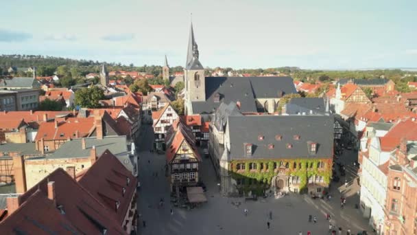 Luftaufnahme von Quedlinburg, Rathaus im Vordergrund im schönen goldenen Abendlicht, Sachsen-Anhalt, Deutschland. Hochwertiges Filmmaterial im 4k-Format - Filmmaterial, Video