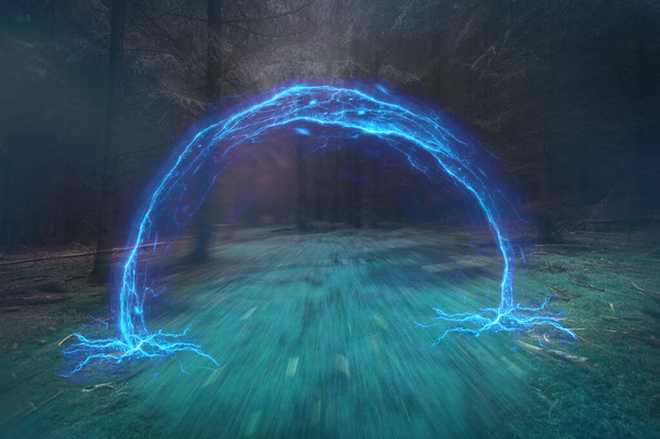 Blauw portaal in het mistige bos, magische avond - Foto, afbeelding